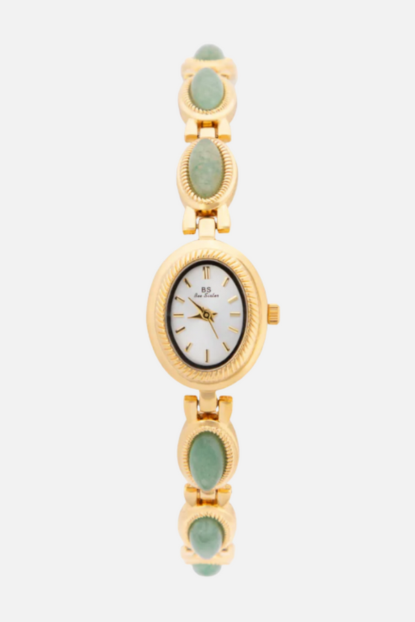 Cora – vintage elegance with soft green accents
