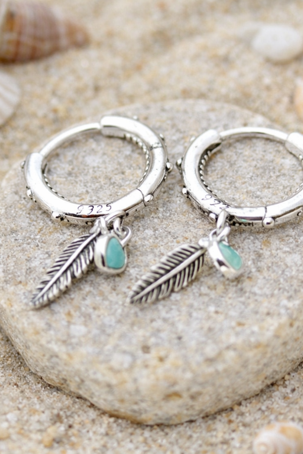 Isabella – soft boho feather charm in silver