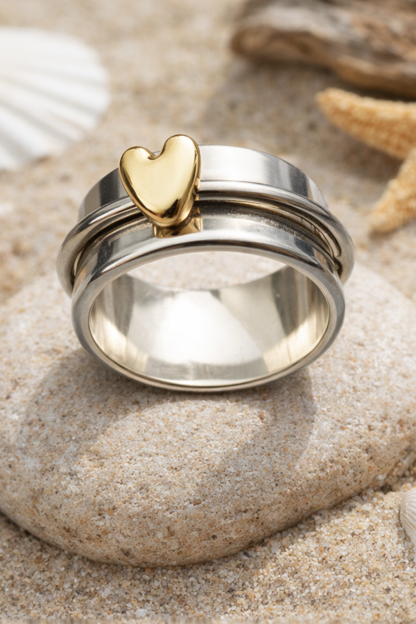 Reagan – Soft curved gold detail