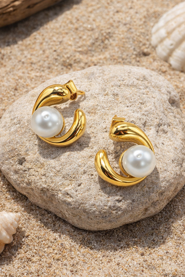 Harper – modern pearl curve in gold