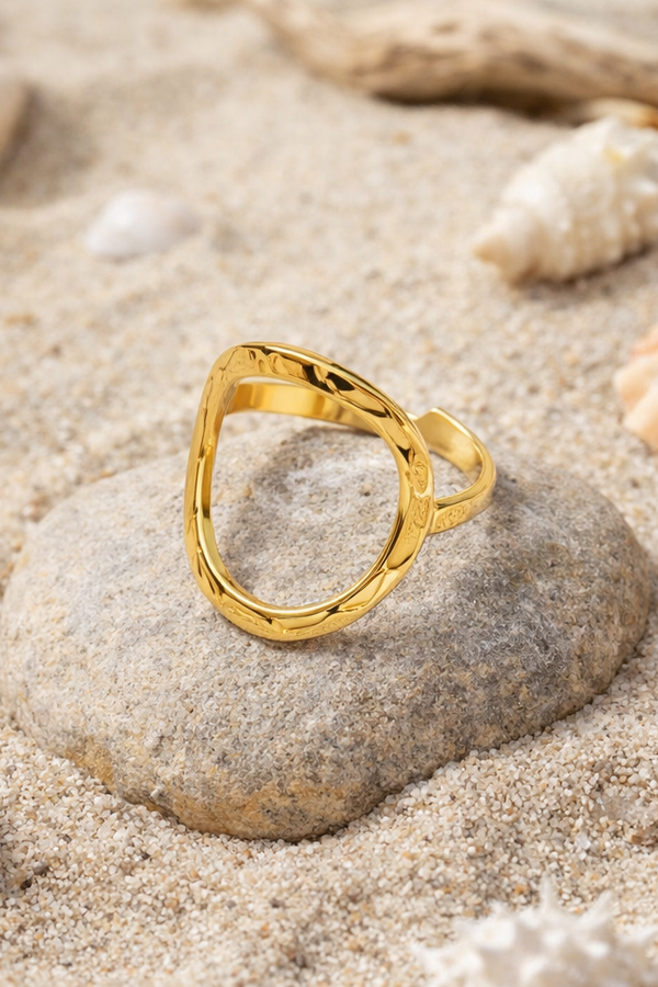 Jasmine – Heart shaped golden accent