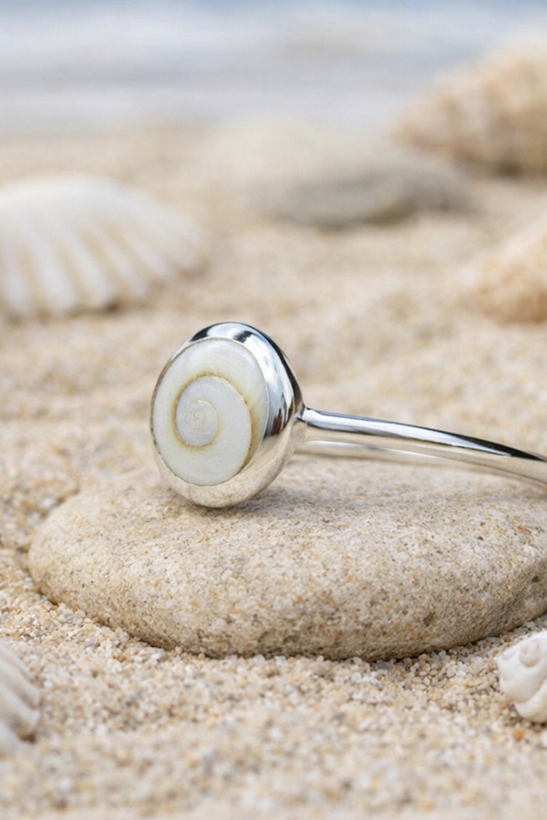 Brooke – Minimal pearl white accent