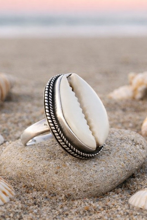 Payton – Oval white statement ring