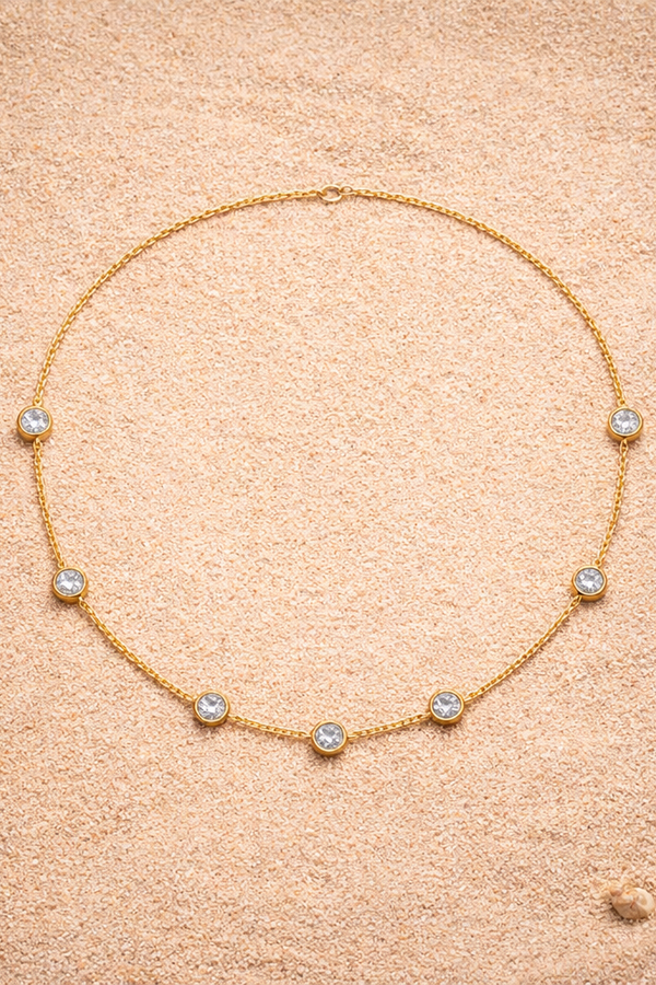 Sarah – elegant gold, sparkling accents, timeless, delicate chain