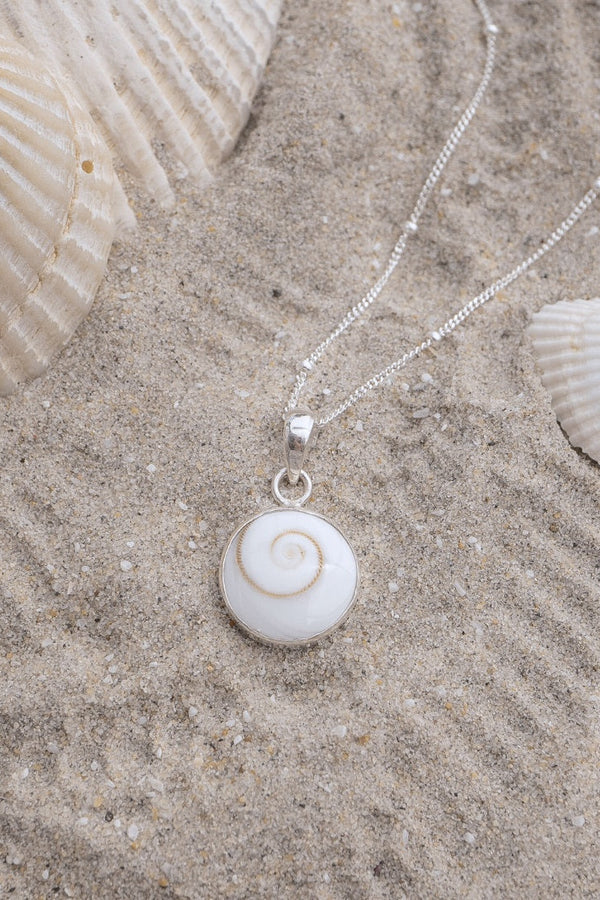 Quinn – spiral shell necklace, beach vibe