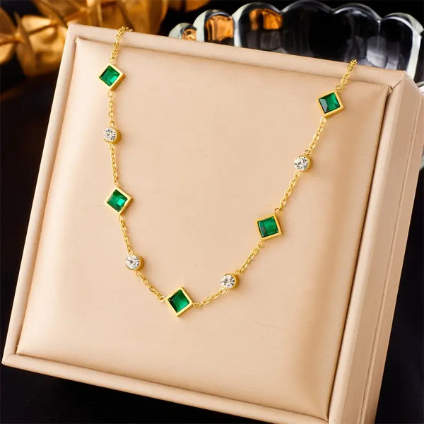 Alisa – Goldkette mit dezentem Smaragd.