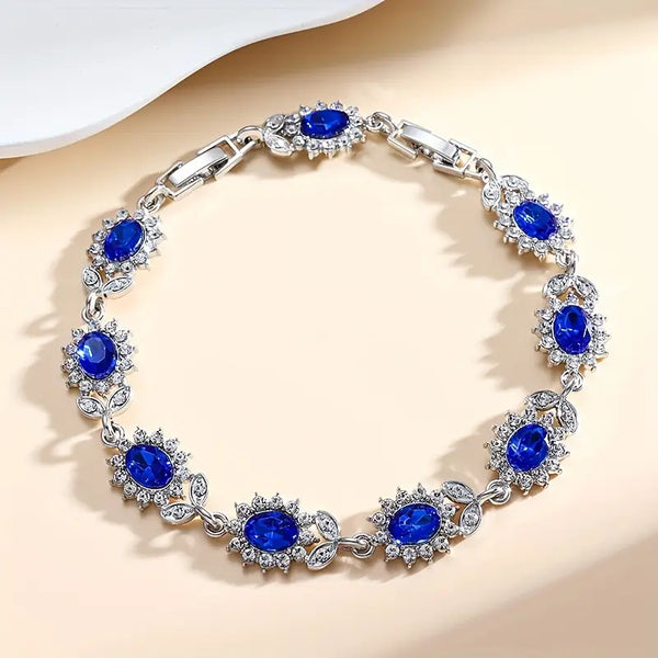 Alina – Saphirarmband mit funkelnden Elementen.