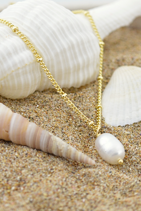 Madeline – golden pearl, delicate, timeless, elegant necklace