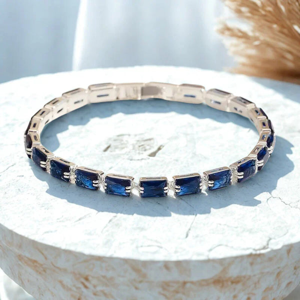 Alina – Feines Armband mit hellen Saphiren.