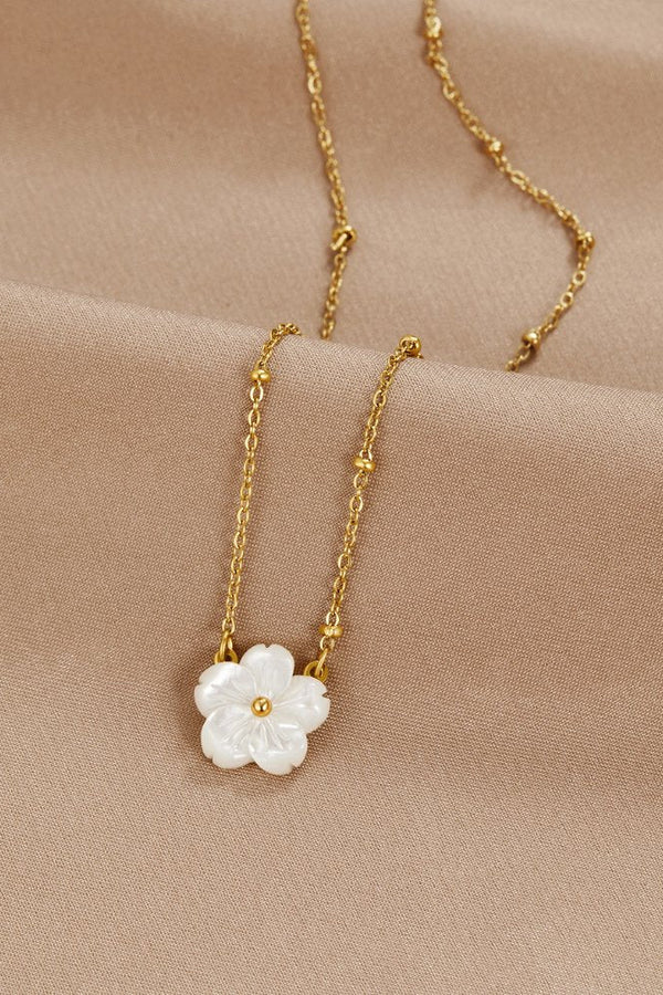 Alissa – Goldene Kette mit Blütenanhänger.